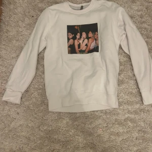 Vit sweatshirt med coolt tryck - Super cool skön sweatshirt💗