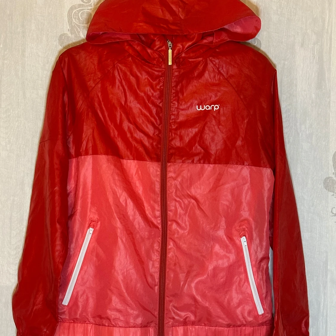 Röd vindjacka från Warp