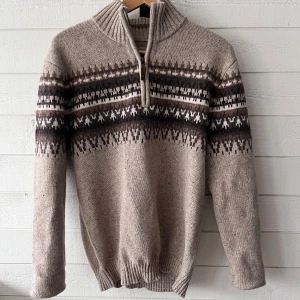 Beige ulltröja från Royal Robbins - Säljer en i princip onvänd beige tröja från Royal Robbins i 100% ull. Hör gärna av dig om du har några funderingar!