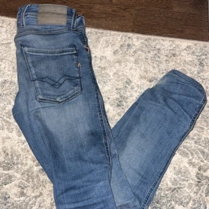 Blå jeans från Replay - Snygga blå jeans från Replay med en klassisk femficksdesign. De har en dragkedja och knapp framtill. Jeansen har en lätt tvättad look och är perfekta för en avslappnad stil. Köpa för 1899 två jätte små defekter på bild 3&4 hör av er vid eventuella frågor pris kan diskuteras 🙌