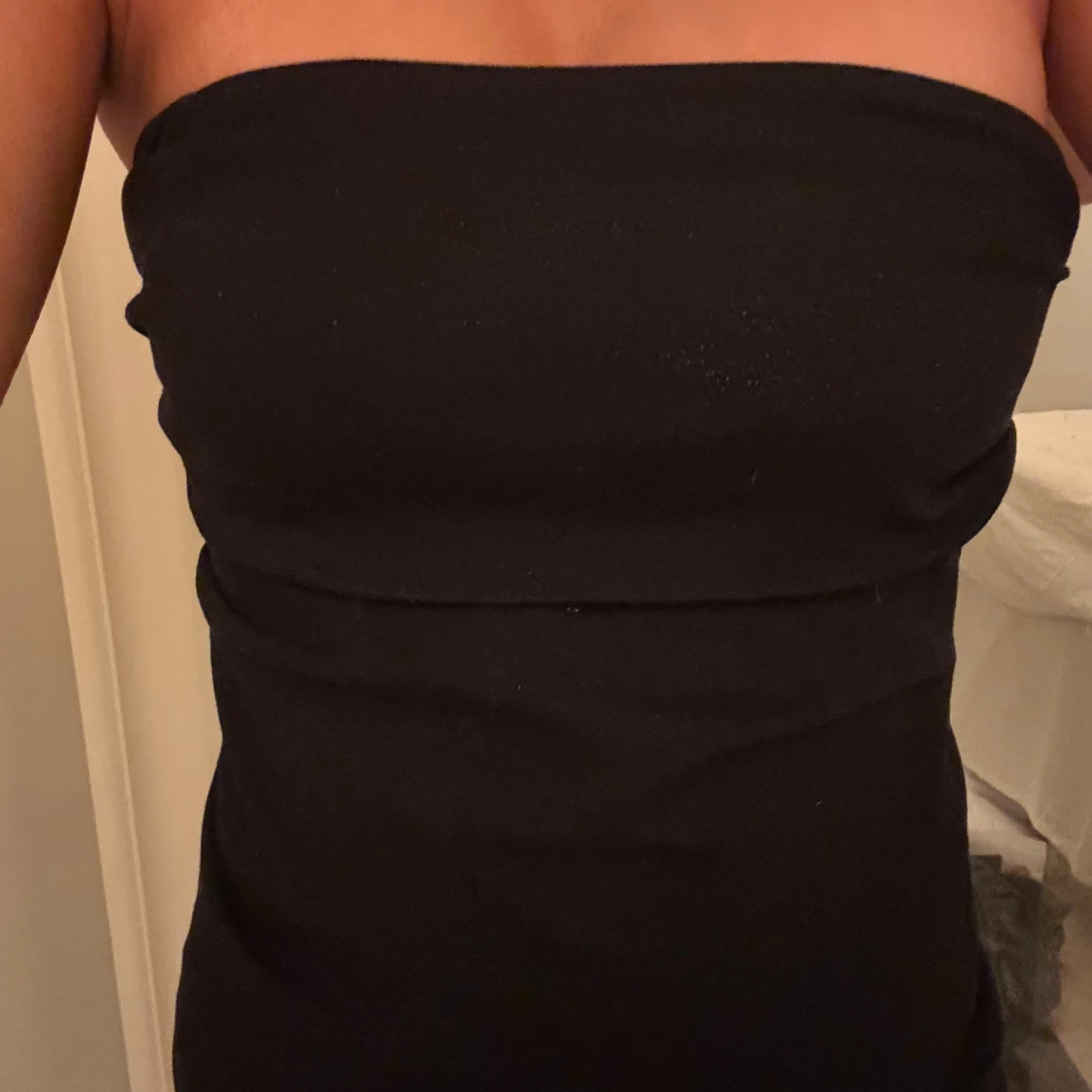 Svart axelbandslös topp - 1