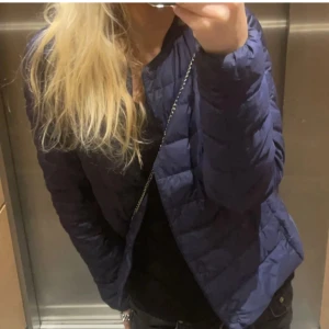 Uniqlo Jacka - Superfin uniqlo jacka som jag tyvärr växt ur, men superfin inför våren! Kontakta om ni har frågor🥰