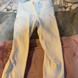 Vita tävling byxor (häst)  - Använt 1 gång så de är som nya.  Nytt pris: 2000kr, mitt pris 1700kr eller bud, men rätt att neka. 