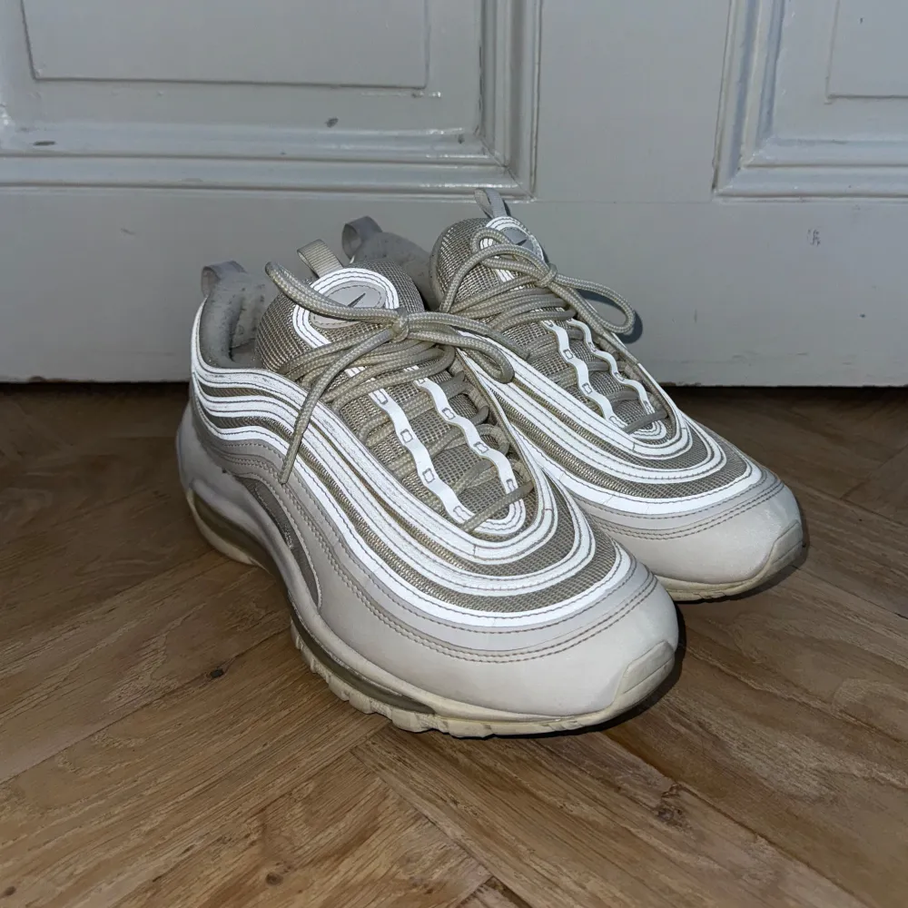 Ett par vita Nike Air Max 97’s jag varit mycket försiktiga med och använt väldigt få gånger. Säljer pga de används så sällan! De ser i princip nya ut i verkligheten.  Nypris: 2 399 kr. Skor.