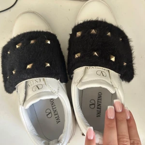 Valentino skor  - Super snygga Valentino skor med päls. Använda fåtal gånger i storlek 39. Köpte begagnade så osäker på om de är äkta 