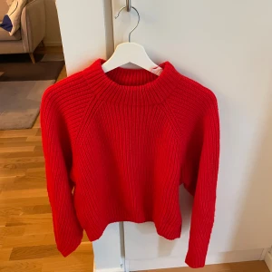 Röd stickad tröja  - Jättebra skick 