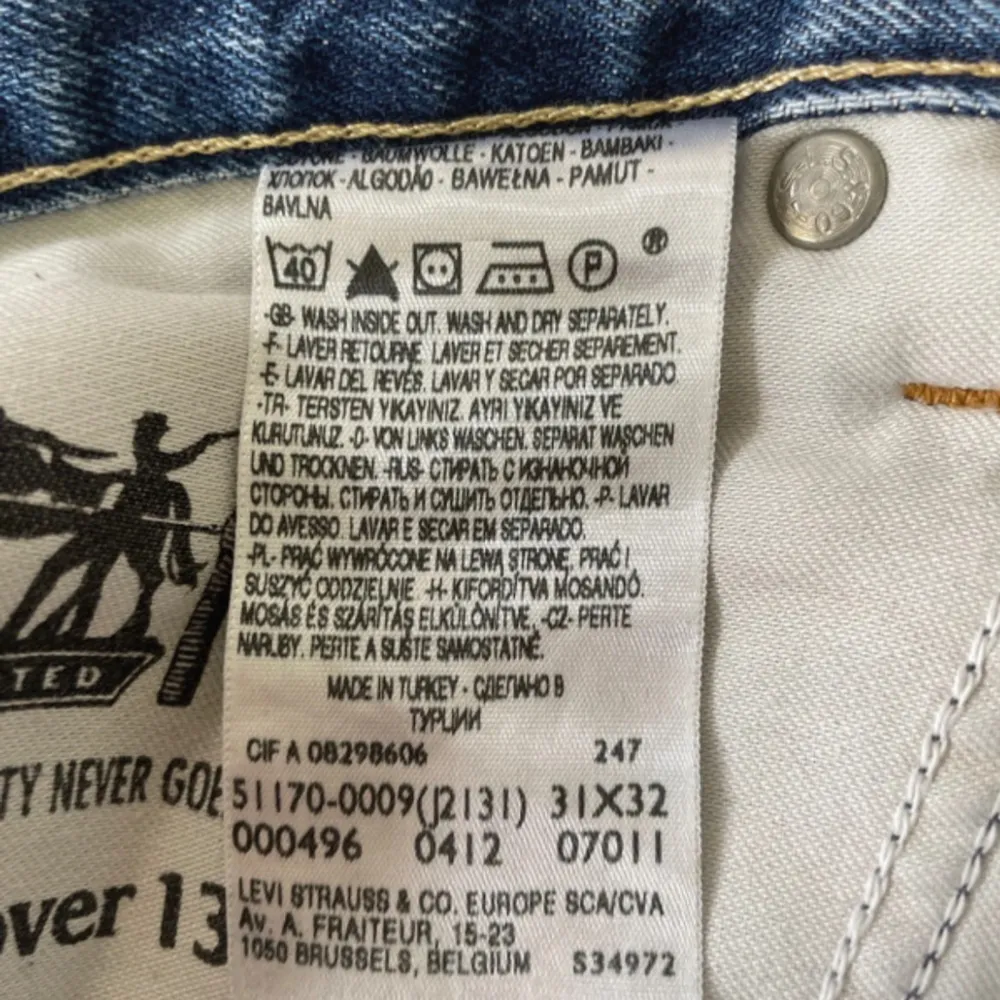 Coola lågmidjade vintage Levi’s jeans som är köpa i Italien! Storlek W31/L32, passar en storlek S!. Jeans & Byxor.