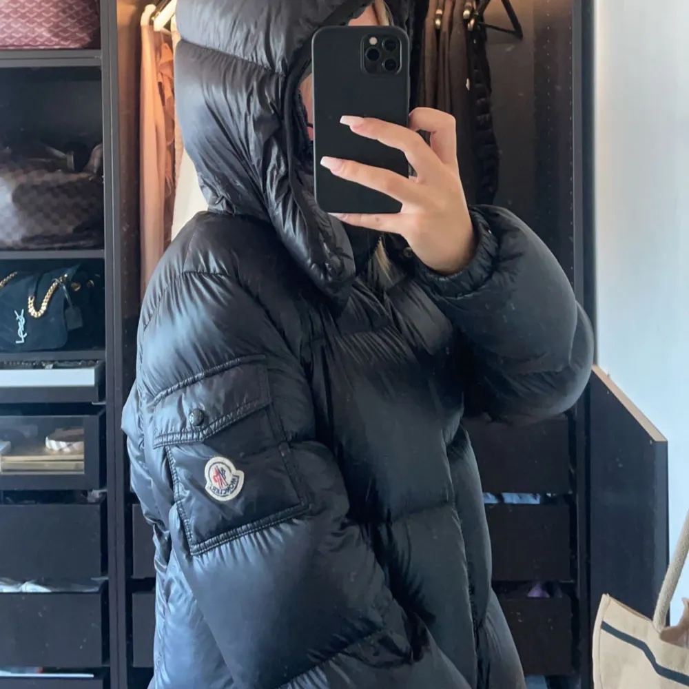 Säljer min Moncler då jag inte använder den längre, har tyvärr slarvat bort kvittot då jag köpte den för några år sedan💕💕 qr koden funkar, inga som helst defekter med nypris på 12000. Jackor.