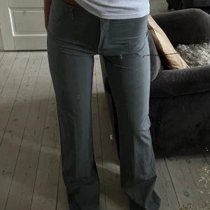 Grå byxor med dragkedja - Säljer ett par snygga Lågmidjade grå kostym byxor med dragkedja. Säljer då de är för långa för mig, jag är 164. Köpta i Italien. Passar mig som är 32/34