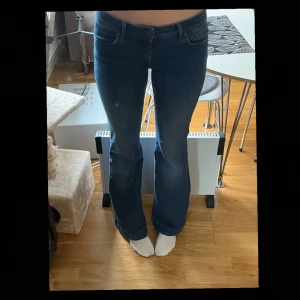 Bootcut jeans - lågmidjade, stretchiga, bootcut och jätte bra skick! Jag är 177 cm lång.  Skriv om du har frågor💗