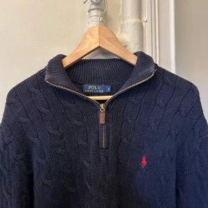 Polo zip - Polo half zip tröja kabelstickad  jätte fint skick inga defekter Storlek S 