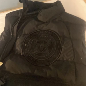 Glorious Gangsta vest  - Strlk M, väldigt sällsynt väst säljs inte längre. Säljer för att jag aldrig använder den, nästan som ny 2 små märken på ryggen