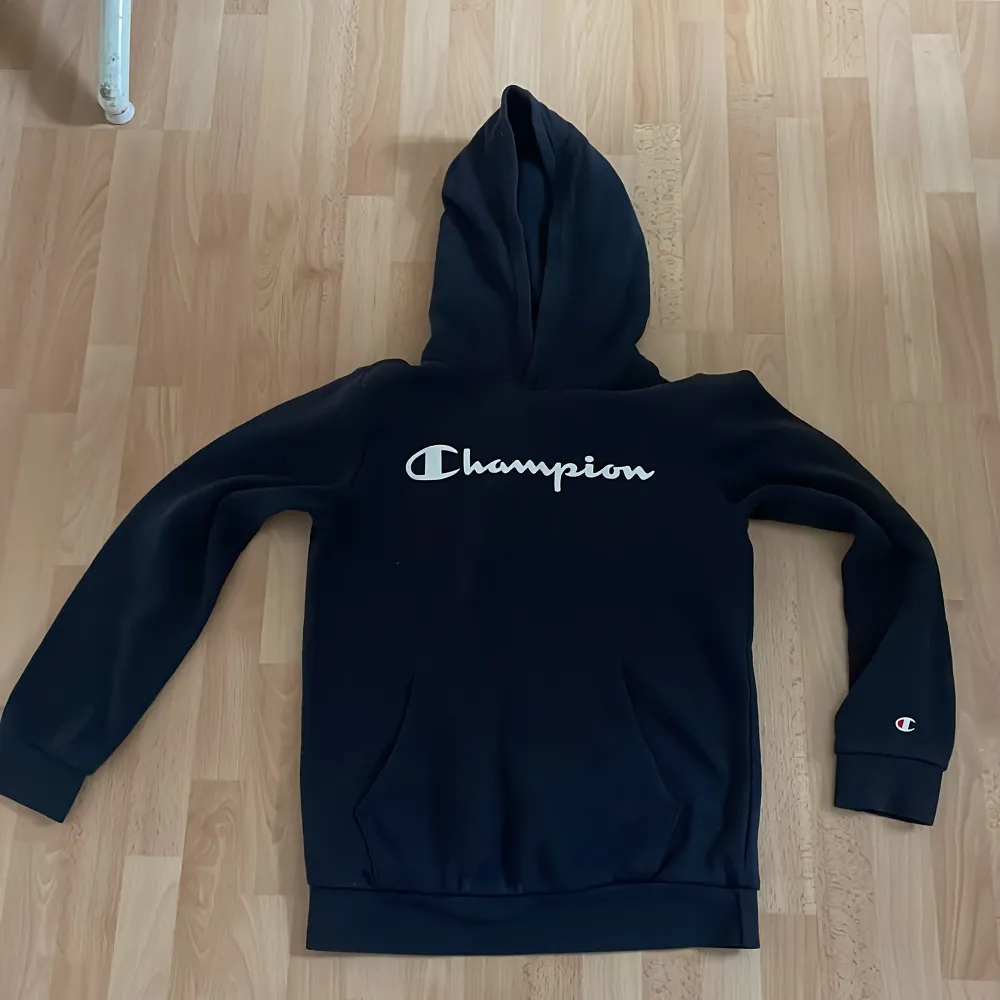 Champion hoodie har använts 10-15 gånger då den är väldigt skön att ha på sig, nu har jag dock växt ur den och bestämmer mig för att sälja den 150-155cm. Hoodies.