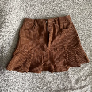 brun kjol - har aldrig använts