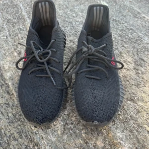 Adidasskor svarta  - Använda adidas sneakers st 42 (april 24-juli 24)  Lite sliten sula och ena skosnöret, se bild.