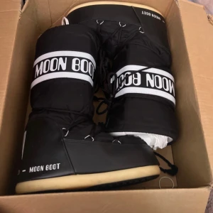 Moonboots  - De pendlar mellan 39 och 41. Köpta förra året men har en defekt på baksidan.