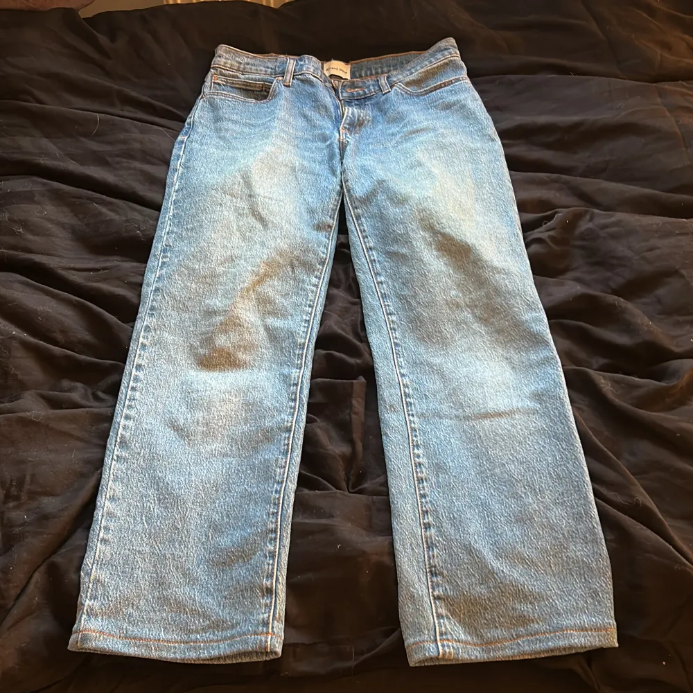 Jeansen är i bra skick. De är lite korta för mig och jag är 161cm. Vi sydde ner de lite när vi hade köpt de. Köpta från jeansbolaget original priset är runt 700kr. Jeans & Byxor.