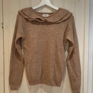 Stickad tröja med volang  - jättesöt stickad tröja från only💞 mycket bra skick i storlek 158-164.