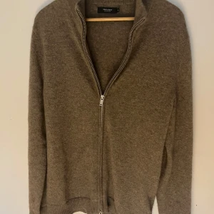 Kashmir full zip - Tja! Säljer ju min snygga Kashmir zip i storlek m. Skick 9/10, knappt använd. Bara att höra av sig vid minsta fundering!
