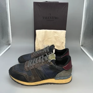 Valentino Rockrunners - Säljer nu dessa rockrunners i storlek 42. De är i hyfsat bra skick och har mycket kvar att ge.  Skriv om ni har några frågor. 🙏🏼🙌🏼  Defekterna är lite små slitna, men inget som märks när man använder dom!  ❗️❗️INGA BYTEN!!!! ❗️❗️