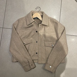 Zara kappa kort - Kort kappa från zara i mörkare beige nyans. Aldrig använt. I mycket fint skick. 