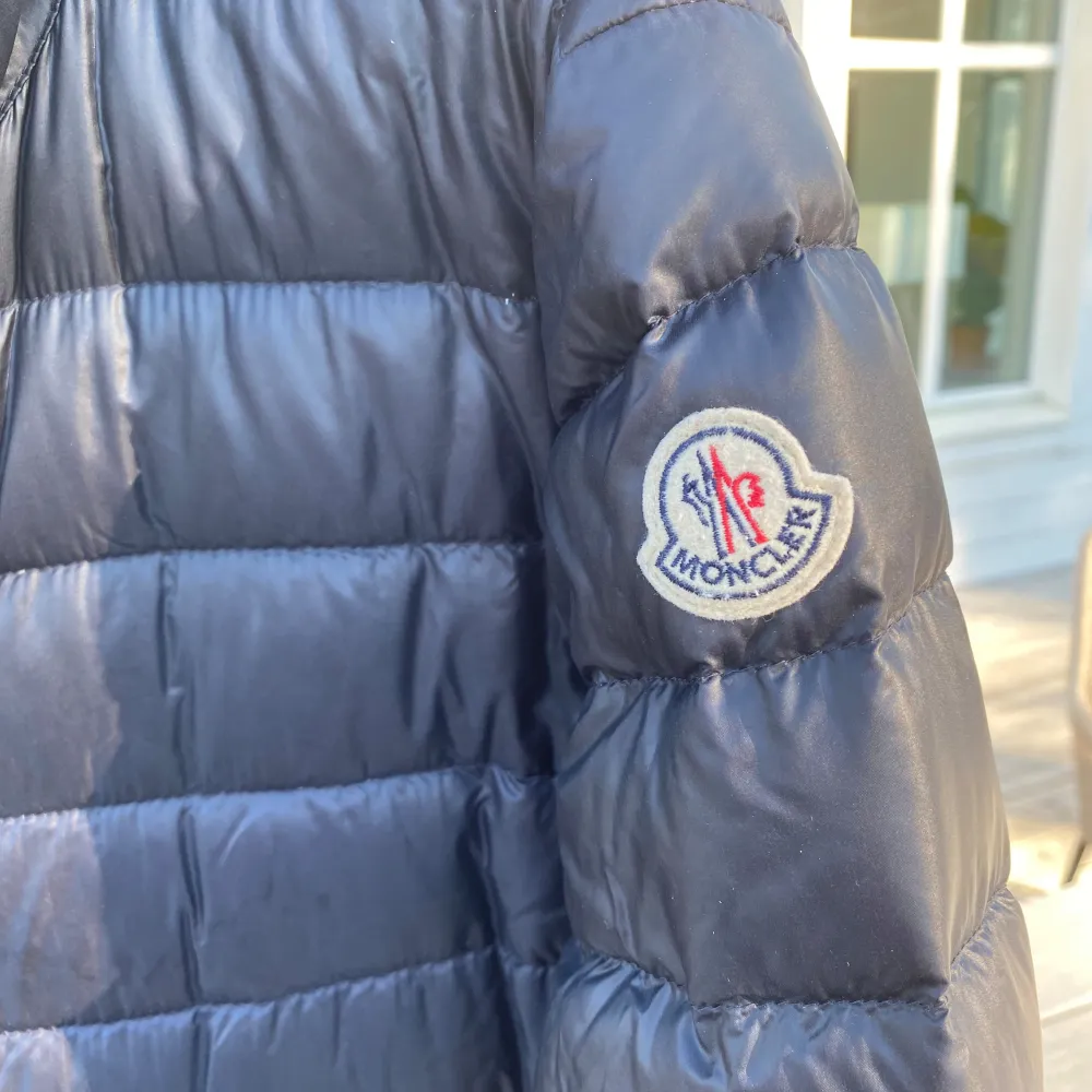 Säljer denna jackan från Moncler, i storlek 1 vilket motsvarar en S. Den är välanvänd men fortfarande i bra skick. Den är köpt på NK i Göteborg, har tyvärr inte kvitto kvar men på sista bilden syns qr-koden som visar på att den är äkta 🤍. Jackor.