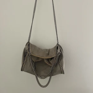 Stella McCartney falabella - Säljer min kära gråa falabella väska! Kommer inte längre till mycket användning då jag längre knappast använder väska alls💕 köpte för 10527kr år 2021, säljer för 3200kr. Är i väldigt gott skick, inga defekter eller fläckar. Kommer med dustbag och certifikat.