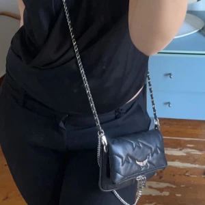 Zadig väska - Intressekoll på denna zadig väska!! Metallen har rostat lite och har inget kvitto eller dustbag så tänker sälja hyfsat billigt. Kom privat för fler bilder💕