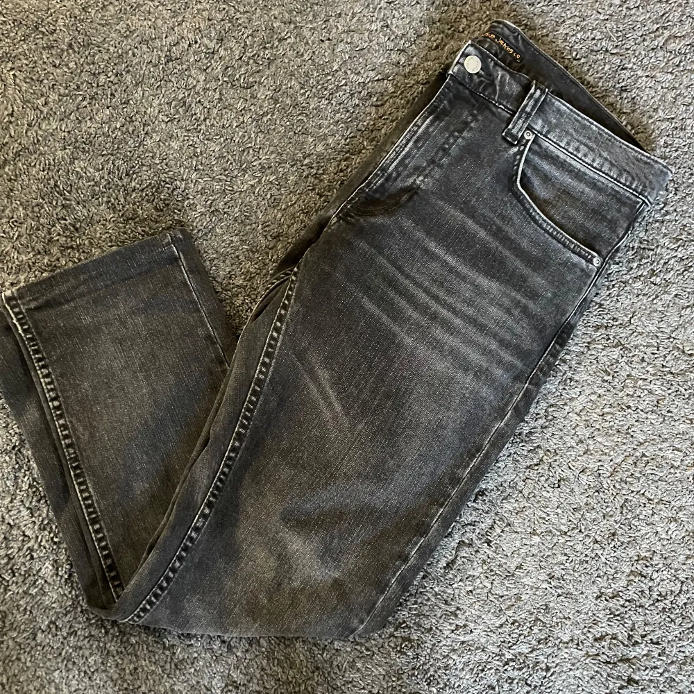 Snygga nudie jeans i modellen lean Dean. Storleken 32/30 och i sicket 9/10 pga att dem knappt är använda. Skriv gärna vid intresse, pris kan diskuteras. Jeans & Byxor.