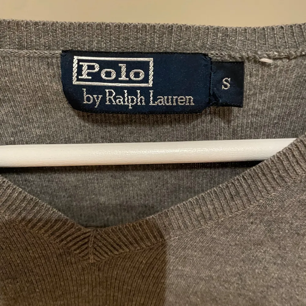 Ralph lauren tröja i grå färg. Väldigt bra skick. Passar dig mellan 170-180. Tveka inte på att höra av dig. Tröjor & Koftor.