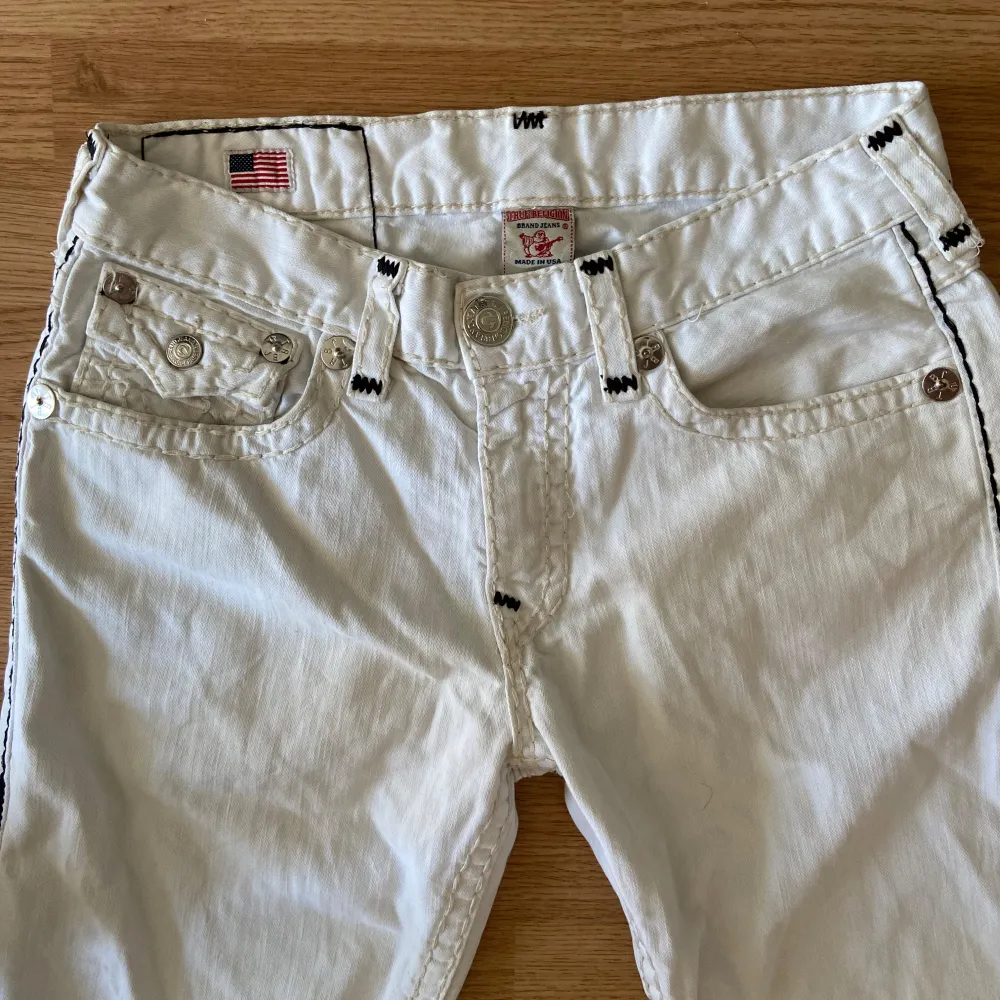 !skicka bud för snabb affär! Skitfeta true religion jeans, storlek 33. Väldigt sällsynt modell. Mycket bra skick fast har inte tvättat de så lite smutsiga. Skriv om ni undrar någonting eller om ni vill ha fler bilder 📲💯. Jeans & Byxor.