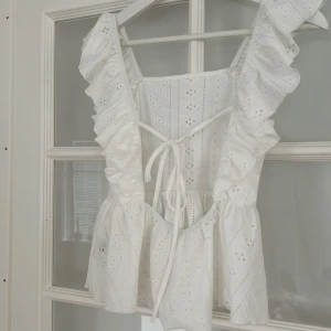 Blus med öppen rygg - Bra skick, en fläck på framsidan, kanske går bort i tvätt