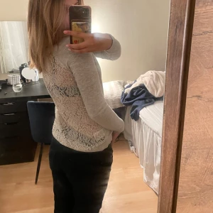 Tunn tröja med spets! - Tunn tröja med spets rygg från SOAKED IN LUXERY! Storlek xs, men passar även S🙌🥰