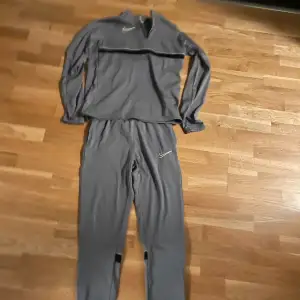 Grå Nike dri fit tracksiut i strl 160-170 Använd i gott skick 