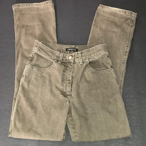 Grå bootcut jeans - Grå bootcut jeans men fina diamanter på bakfickorna! använda bara fåtalgånger och säljer för de är för små