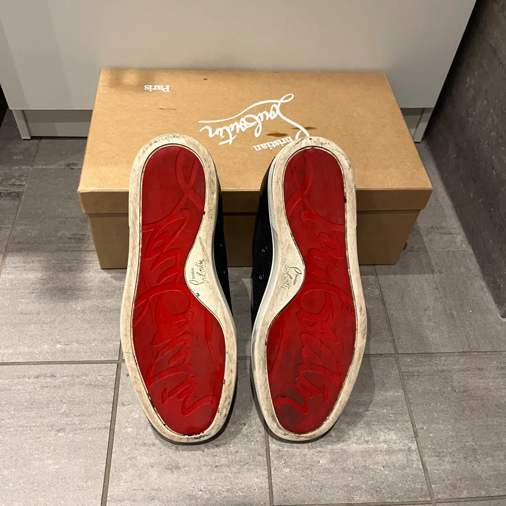 Riktigt schyssta loubs ovanliga colorway i storlek 41. Box dust bag certification tillkommer. Liten defekt vid hälen annars helt ny skick. Bara skriva om ni har några funderingar. Pris kan diskuteras vid snabb affär 💨 . Kengät.