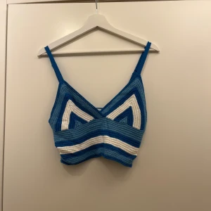 Stickad topp - Fin stickad topp med justerbara band över axlarna.💙 använd endast en gång.