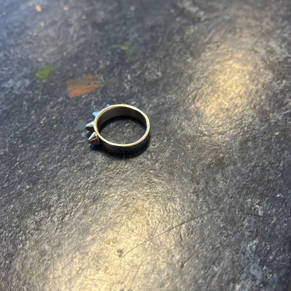 Säljer denna Edblad ring i silver i storlek 16.80/s  Jätte fint skick! kan nog gå med lite i pris. Accessoarer.