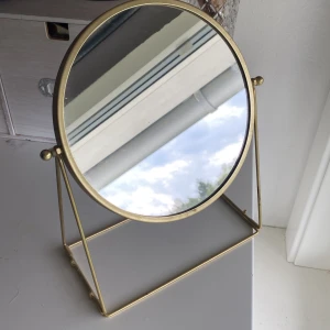 Gullig sminkspegel - Guldig sminkspegel från ikea 💕