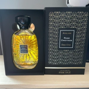 Atelier Des Ors  - Rosé omeyyade. Endast testad fåtal gånger, men insåg att doften inte var för mig. Lutar mer feminint men parfymen är unisex. Nypris ligger runt 2700. Förvarad skyddad mot solljus och temperaturskillnader. 24k gold flakes inuti. Skriv om funderingar!