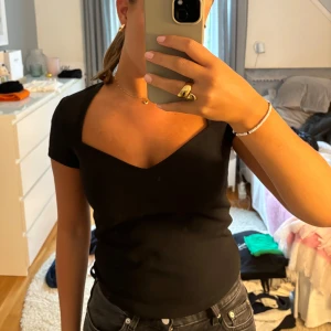 Svart festtopp - Superfin topp från Gina, är i lite tjockare material med en fin urringning. Säljer då den är för liten 🤗