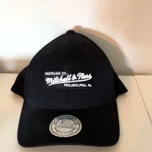 mitchell & ness keps - använt fåtal gånger, hade den i eparaggar trenden för 3 år sen, bra skick eftersom den aldrig blivit använd! 