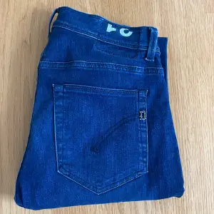 Slim jeans från dondup i modellen George, storlek 31. Nypris ca 3 000kr, mitt pris 799kr🤝🏽 Hör av er vid yttligare frågor eller  funderingar!