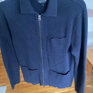 Lexington Overshirt - Fin overshirt, använd ett fåtal gånger. Säljes. Lite mörkare i färgen i verkligheten. 