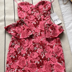 Super fin off shoulder klänning 💕 - Super fin off shoulder klänning från Zara med rosor på. Den är aldrig använd💕 Klänningen har en osynlig kedja där bak så den är lätt att ta på sig💕