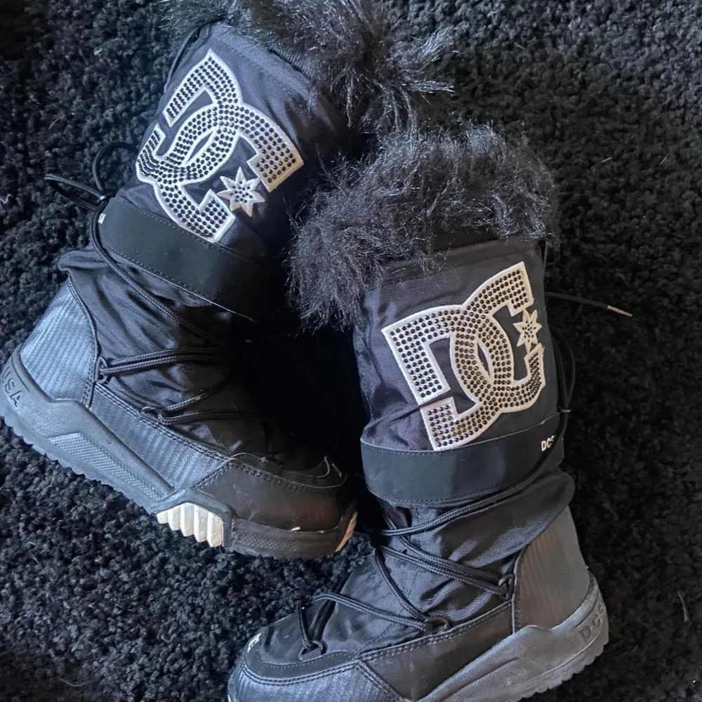 ✰*฿✩‧₊˚ läs gärna köpvillkoren innan köp - FAST PRIS & ANVÄND KÖP NU ✰ superfina deadstock dc chalet winter boots, dem är i storlek US 6 som är ungefär en storlek 37 i skor. skriv vid frågor💋. Skor.