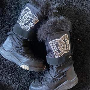 ✰*฿✩‧₊˚ läs gärna köpvillkoren innan köp - FAST PRIS & ANVÄND KÖP NU ✰ superfina deadstock dc chalet winter boots, dem är i storlek US 6 som är ungefär en storlek 37 i skor. skriv vid frågor💋