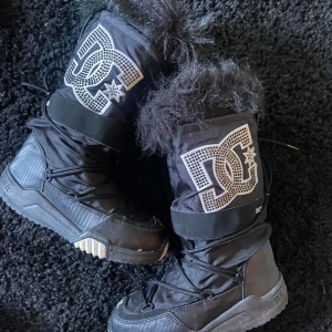 mcbling 2000s dc chalet snow boots - ✰*฿✩‧₊˚ läs gärna köpvillkoren innan köp - FAST PRIS & ANVÄND KÖP NU ✰ superfina deadstock dc chalet winter boots, dem är i storlek US 6 som är ungefär en storlek 37 i skor. skriv vid frågor💋
