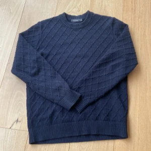 Stickad dressman tröja - Detta är en super skön dressman tröja som är stickad som är super mjuk och skön till både hösten och vintern, tröjan har två ställen där sömmen gått upp men absolut inget som syns. Hör av er om frågor uppstår!❤️‍🔥❤️‍🔥