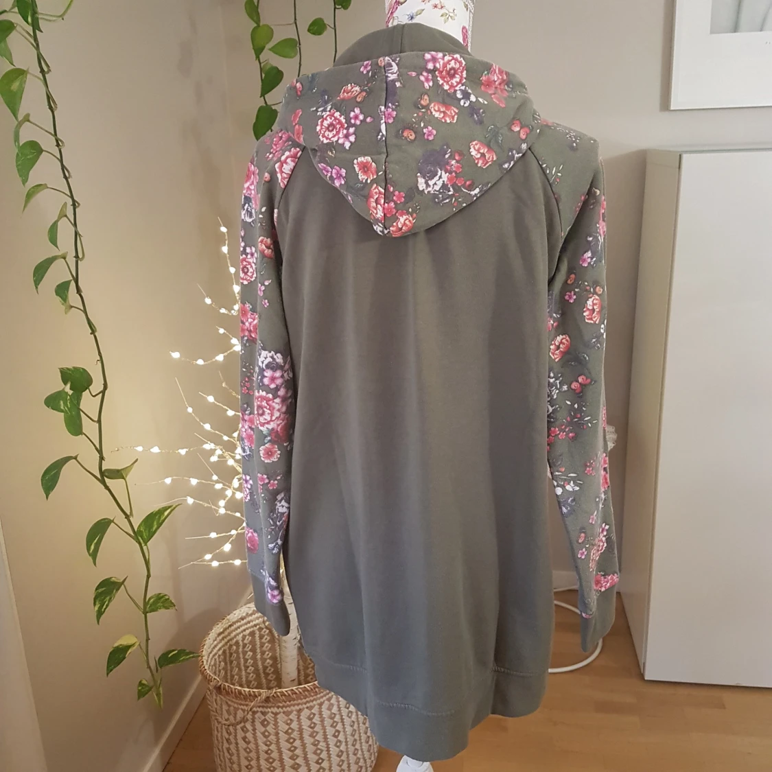 Olivgrön/blommig färgblock hoodie - 92